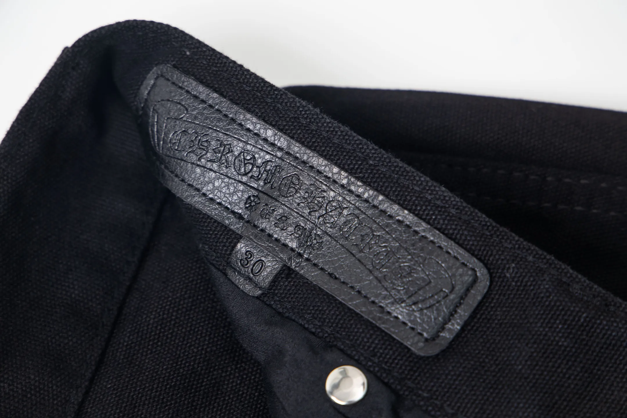 P260 Chrome Hearts Black Timber Pants Red Leather and White Leather Elements Washed Jeans True to restore the ultimate vintage texture Three-dimensional version Loose and comfortable, not picky about body shape Makes you look taller and slimmer Factory Seiko Original factory quality control Same style for men and women Can be matched with couples Versatile recommendation Necessary jeans for all seasons Hipsters have been disappointed From the quality selection of fabrics, the tailoring of details, and the matching of patterns are impeccable! The upper body is so handsome when worn...it can be easily worn by men, women and children! The craftsmanship is made of heavy-duty washed pure cotton denim fabric. After washing, it is soft and thick. It is very stylish when worn on the body. Style number: 1773# Color: black Size: 28 30 32 34 36